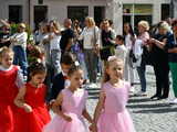 [FOTO] Uczniowie ostatnich klas szkół podstawowych zatańczyli poloneza na świebodzickim rynku