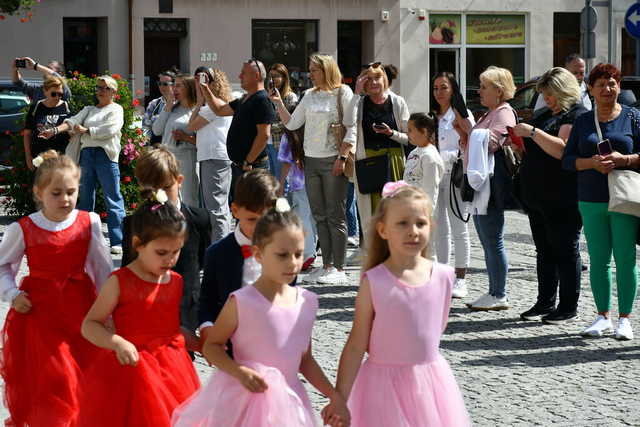 [FOTO] Uczniowie ostatnich klas szkół podstawowych zatańczyli poloneza na świebodzickim rynku