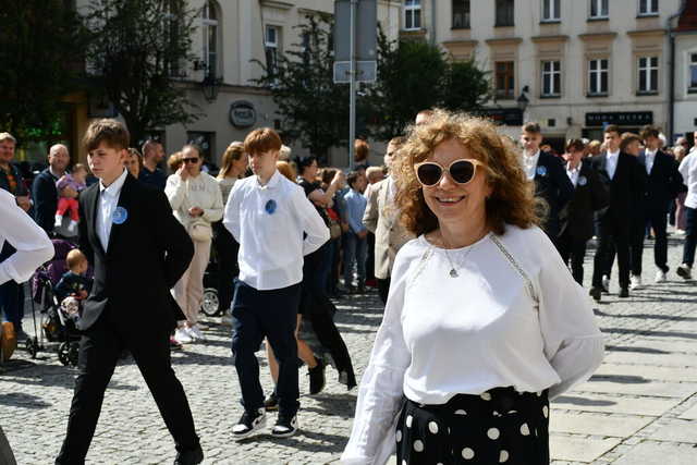 [FOTO] Uczniowie ostatnich klas szkół podstawowych zatańczyli poloneza na świebodzickim rynku
