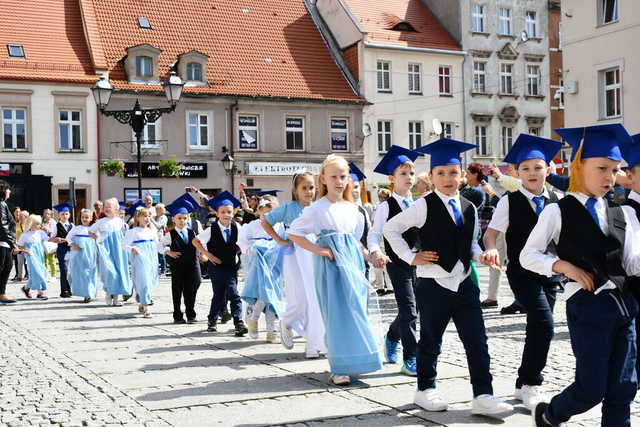 [FOTO] Uczniowie ostatnich klas szkół podstawowych zatańczyli poloneza na świebodzickim rynku