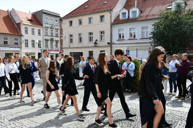 [FOTO] Uczniowie ostatnich klas szkół podstawowych zatańczyli poloneza na świebodzickim rynku