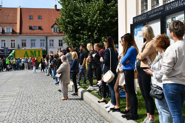 [FOTO] Uczniowie ostatnich klas szkół podstawowych zatańczyli poloneza na świebodzickim rynku