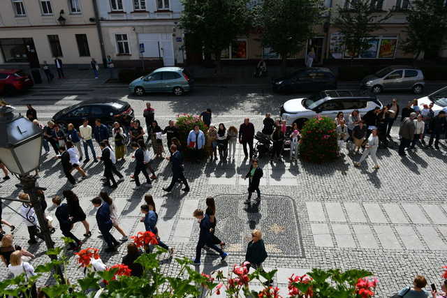 [FOTO] Uczniowie ostatnich klas szkół podstawowych zatańczyli poloneza na świebodzickim rynku
