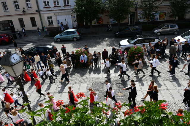 [FOTO] Uczniowie ostatnich klas szkół podstawowych zatańczyli poloneza na świebodzickim rynku
