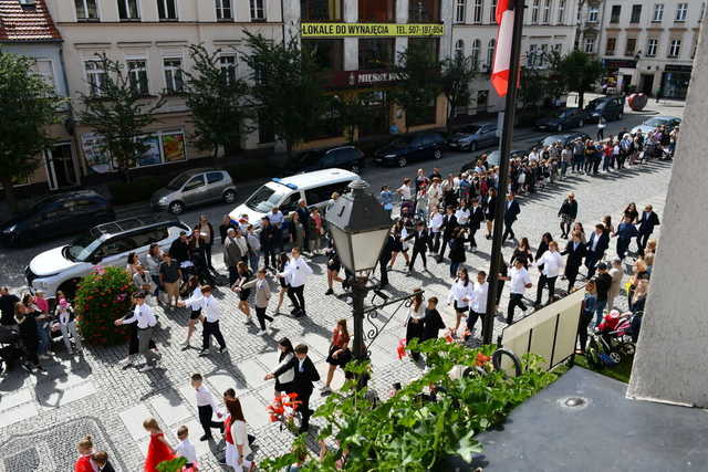 [FOTO] Uczniowie ostatnich klas szkół podstawowych zatańczyli poloneza na świebodzickim rynku