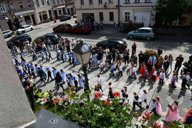 [FOTO] Uczniowie ostatnich klas szkół podstawowych zatańczyli poloneza na świebodzickim rynku