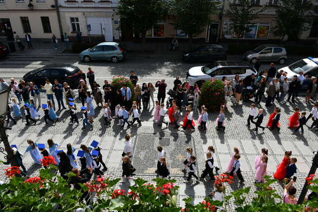 [FOTO] Uczniowie ostatnich klas szkół podstawowych zatańczyli poloneza na świebodzickim rynku