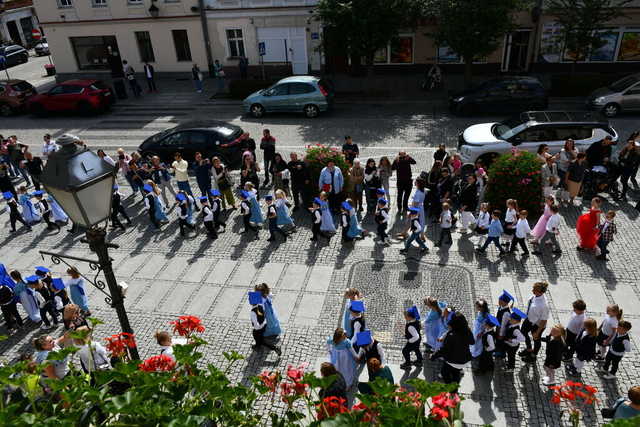 [FOTO] Uczniowie ostatnich klas szkół podstawowych zatańczyli poloneza na świebodzickim rynku