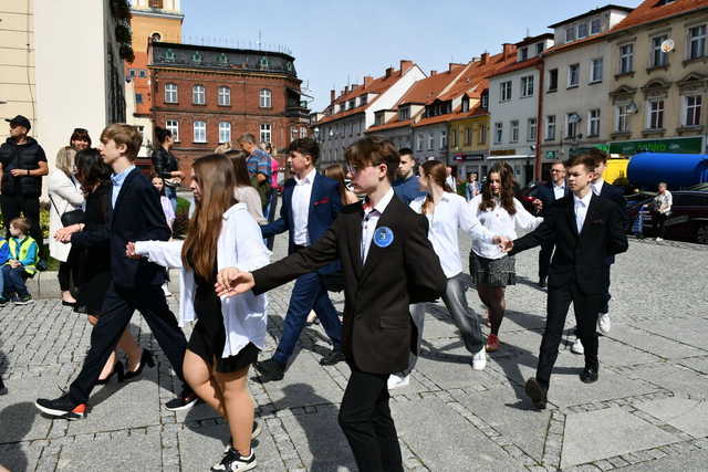 [FOTO] Uczniowie ostatnich klas szkół podstawowych zatańczyli poloneza na świebodzickim rynku
