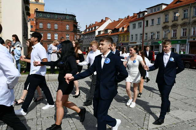 [FOTO] Uczniowie ostatnich klas szkół podstawowych zatańczyli poloneza na świebodzickim rynku