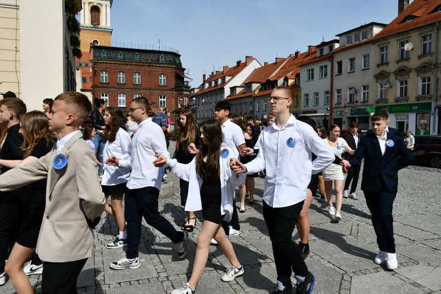 [FOTO] Uczniowie ostatnich klas szkół podstawowych zatańczyli poloneza na świebodzickim rynku