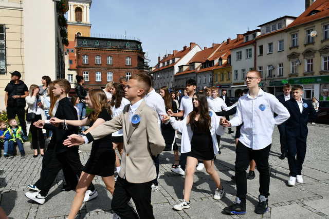 [FOTO] Uczniowie ostatnich klas szkół podstawowych zatańczyli poloneza na świebodzickim rynku