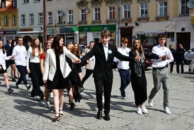 [FOTO] Uczniowie ostatnich klas szkół podstawowych zatańczyli poloneza na świebodzickim rynku