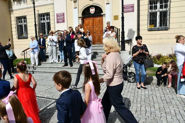 [FOTO] Uczniowie ostatnich klas szkół podstawowych zatańczyli poloneza na świebodzickim rynku