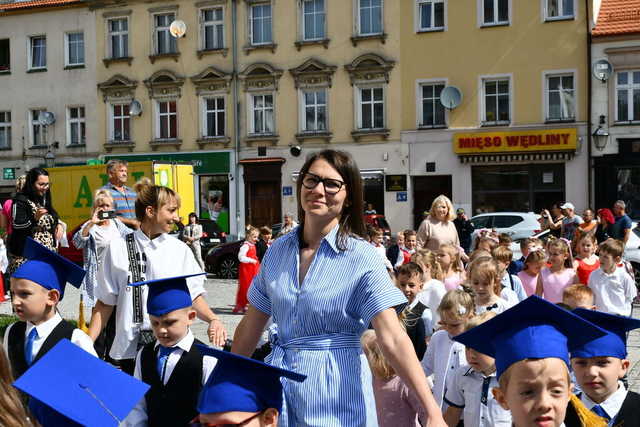 [FOTO] Uczniowie ostatnich klas szkół podstawowych zatańczyli poloneza na świebodzickim rynku