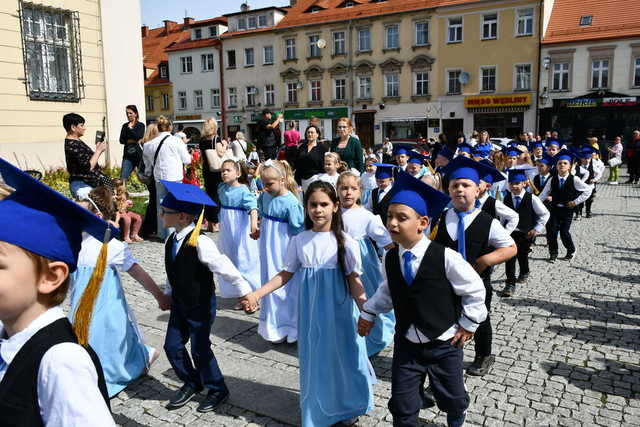 [FOTO] Uczniowie ostatnich klas szkół podstawowych zatańczyli poloneza na świebodzickim rynku