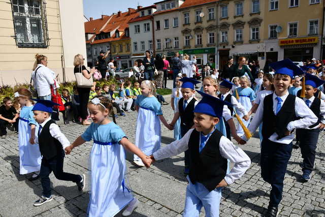 [FOTO] Uczniowie ostatnich klas szkół podstawowych zatańczyli poloneza na świebodzickim rynku
