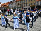 [FOTO] Uczniowie ostatnich klas szkół podstawowych zatańczyli poloneza na świebodzickim rynku