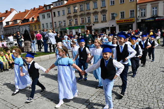 [FOTO] Uczniowie ostatnich klas szkół podstawowych zatańczyli poloneza na świebodzickim rynku