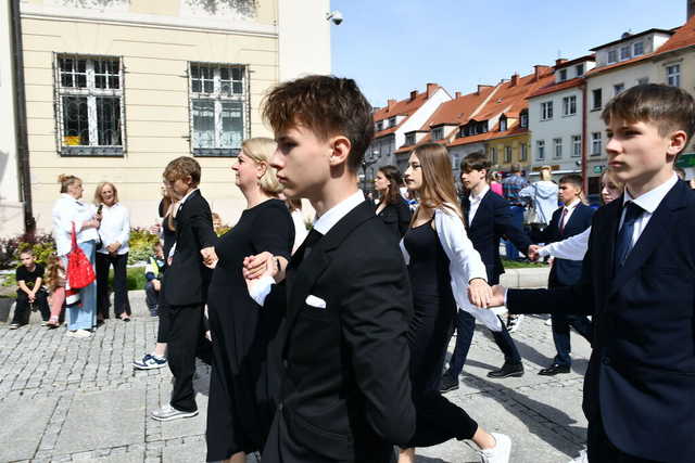 [FOTO] Uczniowie ostatnich klas szkół podstawowych zatańczyli poloneza na świebodzickim rynku