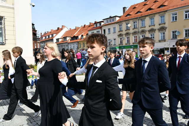 [FOTO] Uczniowie ostatnich klas szkół podstawowych zatańczyli poloneza na świebodzickim rynku