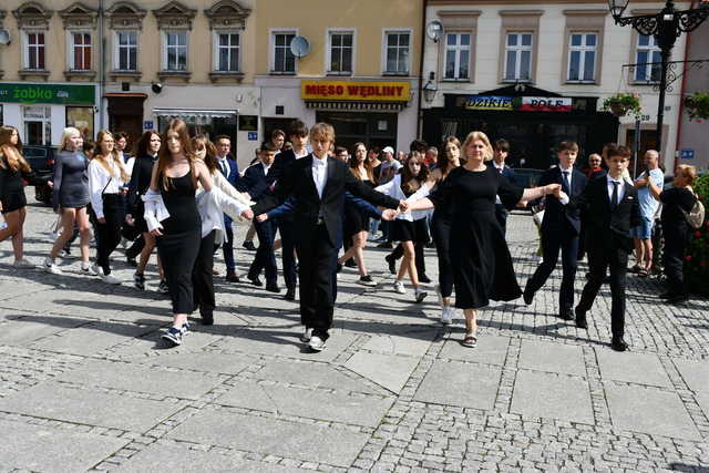 [FOTO] Uczniowie ostatnich klas szkół podstawowych zatańczyli poloneza na świebodzickim rynku