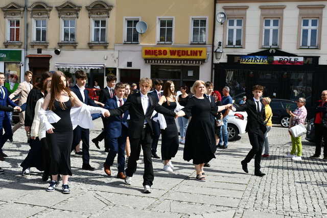 [FOTO] Uczniowie ostatnich klas szkół podstawowych zatańczyli poloneza na świebodzickim rynku