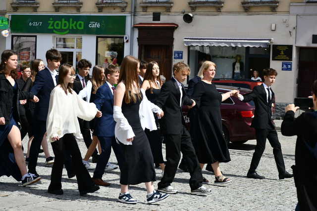 [FOTO] Uczniowie ostatnich klas szkół podstawowych zatańczyli poloneza na świebodzickim rynku