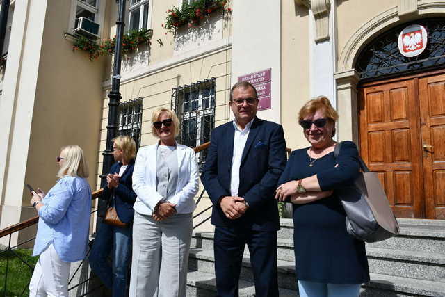 [FOTO] Uczniowie ostatnich klas szkół podstawowych zatańczyli poloneza na świebodzickim rynku