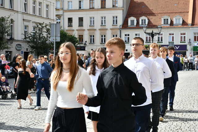 [FOTO] Uczniowie ostatnich klas szkół podstawowych zatańczyli poloneza na świebodzickim rynku