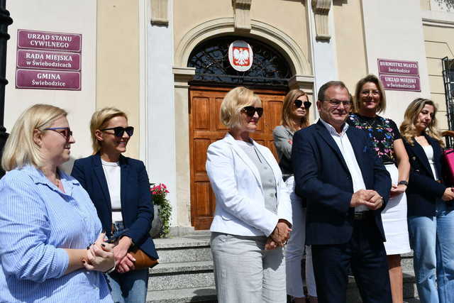 [FOTO] Uczniowie ostatnich klas szkół podstawowych zatańczyli poloneza na świebodzickim rynku