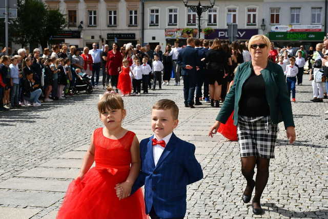 [FOTO] Uczniowie ostatnich klas szkół podstawowych zatańczyli poloneza na świebodzickim rynku