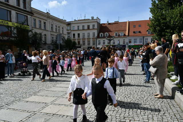 [FOTO] Uczniowie ostatnich klas szkół podstawowych zatańczyli poloneza na świebodzickim rynku