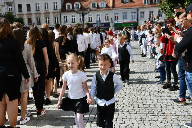 [FOTO] Uczniowie ostatnich klas szkół podstawowych zatańczyli poloneza na świebodzickim rynku