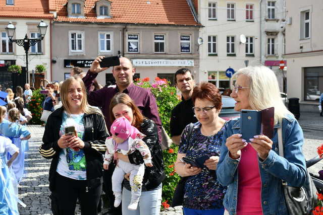 [FOTO] Uczniowie ostatnich klas szkół podstawowych zatańczyli poloneza na świebodzickim rynku