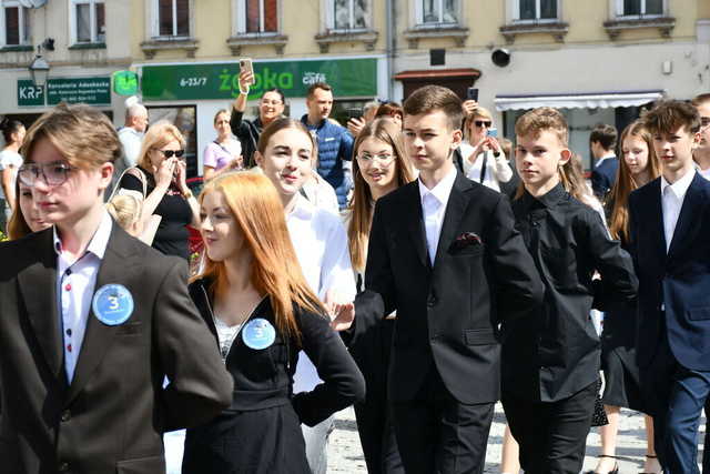 [FOTO] Uczniowie ostatnich klas szkół podstawowych zatańczyli poloneza na świebodzickim rynku