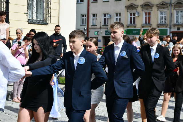 [FOTO] Uczniowie ostatnich klas szkół podstawowych zatańczyli poloneza na świebodzickim rynku