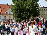 [FOTO] Uczniowie ostatnich klas szkół podstawowych zatańczyli poloneza na świebodzickim rynku
