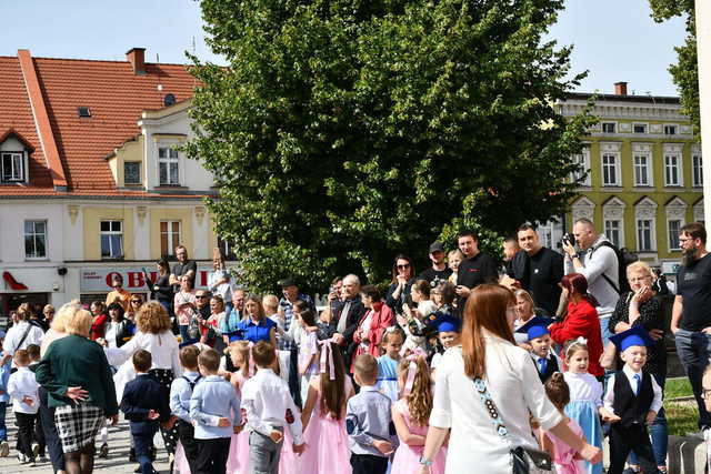 [FOTO] Uczniowie ostatnich klas szkół podstawowych zatańczyli poloneza na świebodzickim rynku