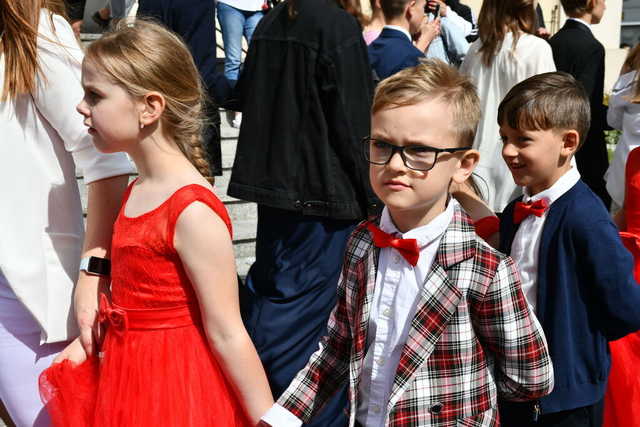 [FOTO] Uczniowie ostatnich klas szkół podstawowych zatańczyli poloneza na świebodzickim rynku