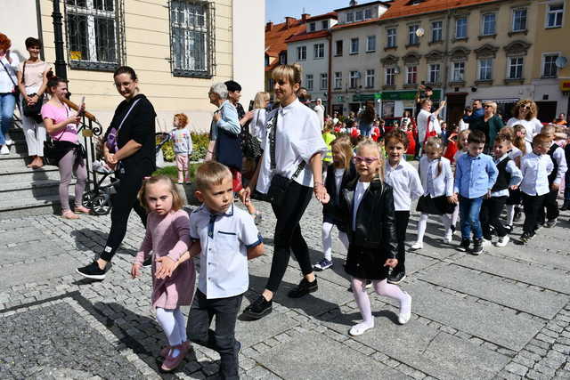 [FOTO] Uczniowie ostatnich klas szkół podstawowych zatańczyli poloneza na świebodzickim rynku