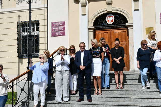 [FOTO] Uczniowie ostatnich klas szkół podstawowych zatańczyli poloneza na świebodzickim rynku