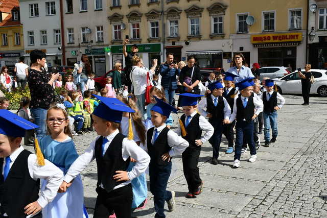 [FOTO] Uczniowie ostatnich klas szkół podstawowych zatańczyli poloneza na świebodzickim rynku