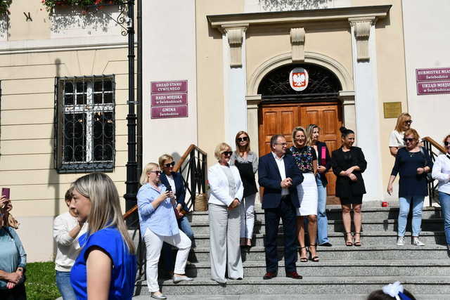 [FOTO] Uczniowie ostatnich klas szkół podstawowych zatańczyli poloneza na świebodzickim rynku