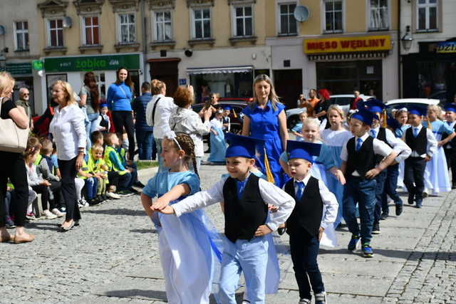 [FOTO] Uczniowie ostatnich klas szkół podstawowych zatańczyli poloneza na świebodzickim rynku