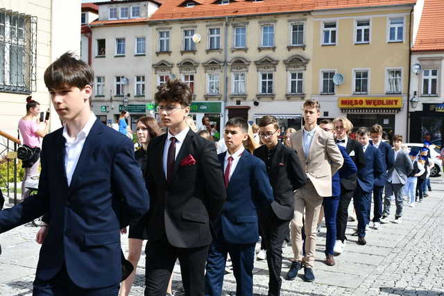 [FOTO] Uczniowie ostatnich klas szkół podstawowych zatańczyli poloneza na świebodzickim rynku