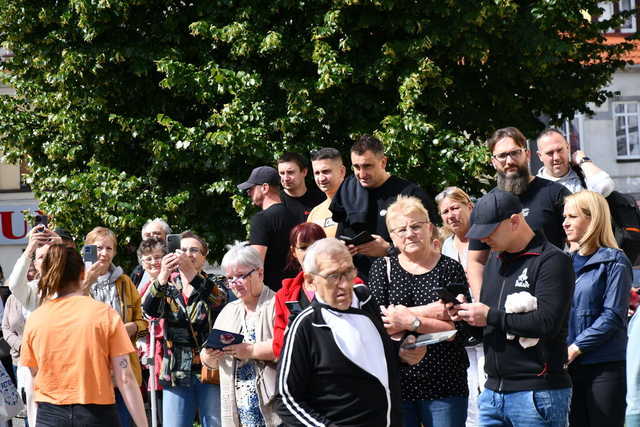 [FOTO] Uczniowie ostatnich klas szkół podstawowych zatańczyli poloneza na świebodzickim rynku