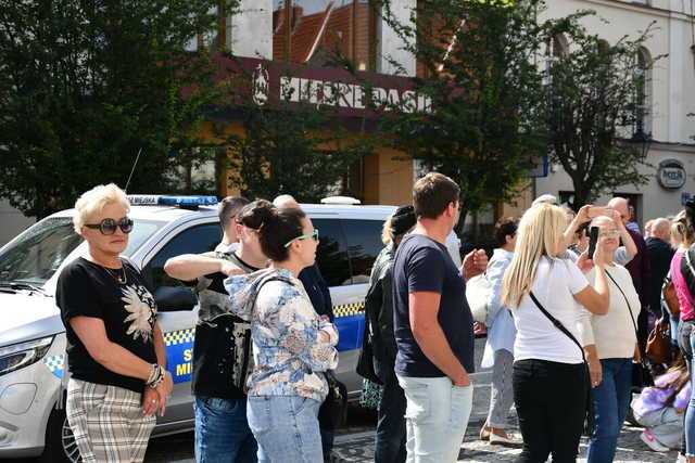 [FOTO] Uczniowie ostatnich klas szkół podstawowych zatańczyli poloneza na świebodzickim rynku