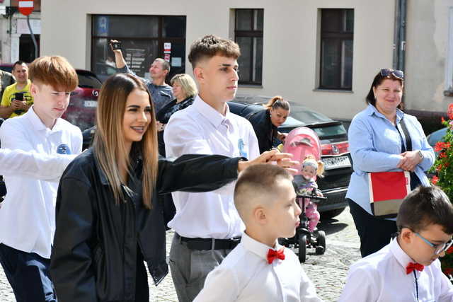 [FOTO] Uczniowie ostatnich klas szkół podstawowych zatańczyli poloneza na świebodzickim rynku