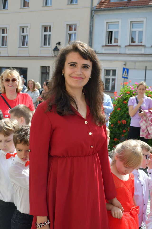 [FOTO] Uczniowie ostatnich klas szkół podstawowych zatańczyli poloneza na świebodzickim rynku